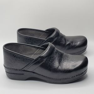 Dansko embossed leather clog size 39 US 8.5/9